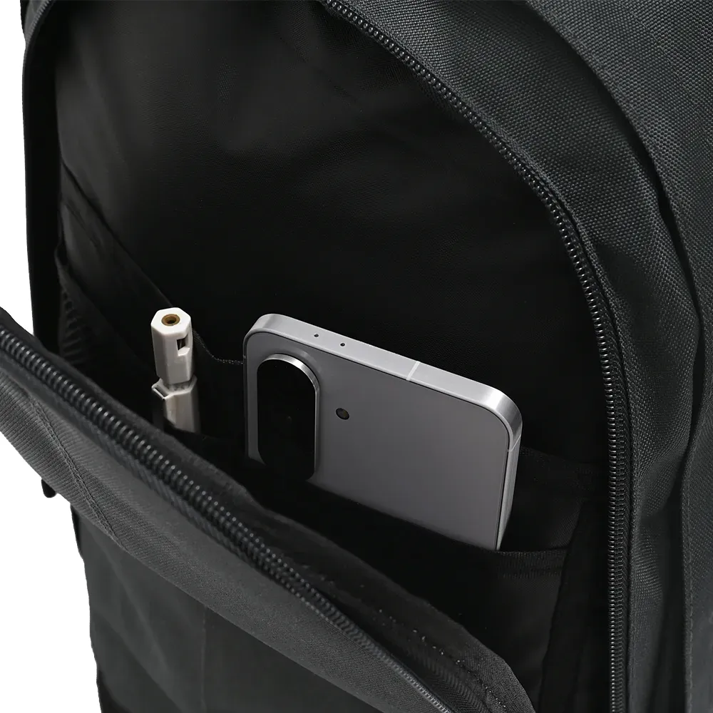 Vista lateral da mochila preta Mizuno mostrando compartimentos internos e alças acolchoadas